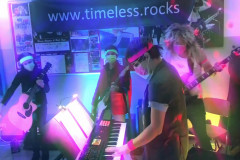 Timeless-Jump-Dezember-2021-Mit-Weihnachtsintro_Moment2